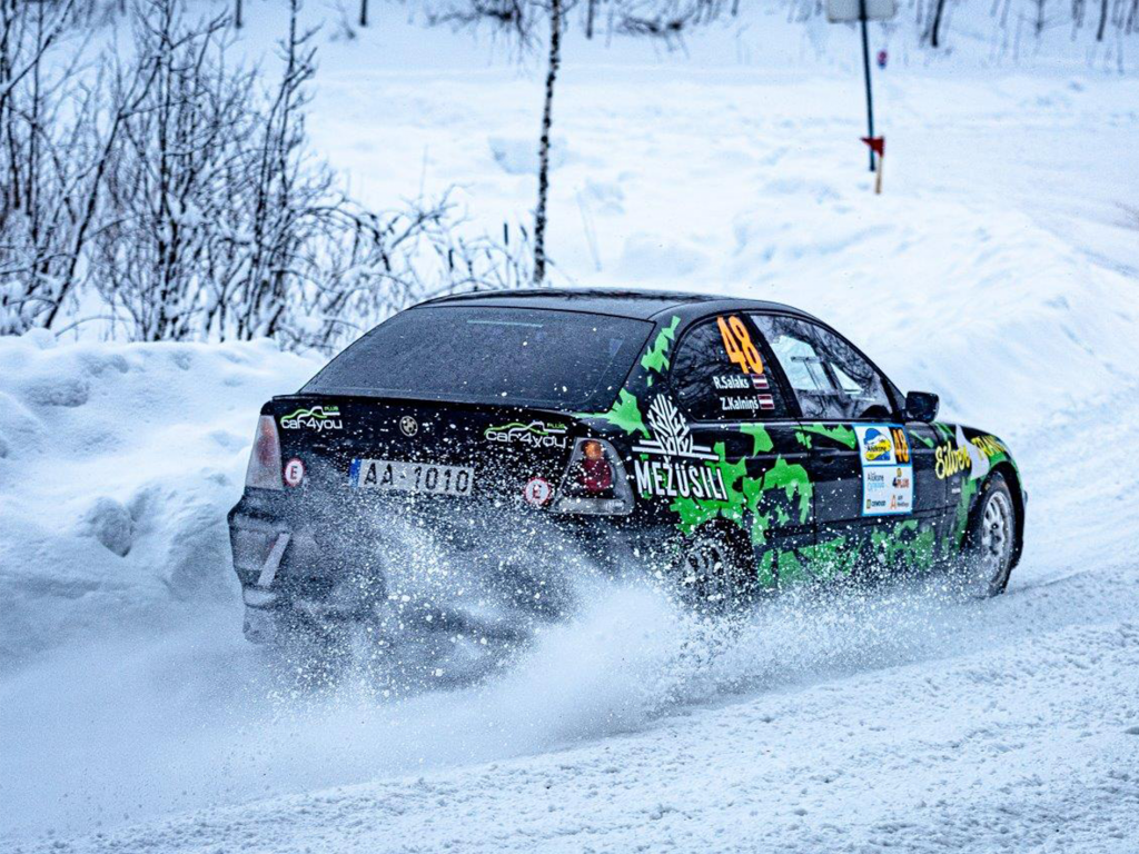 Rallija mašīna Alūksnes rallijā ziemā